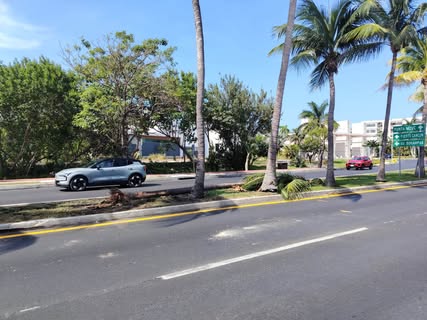 Volquete pierde el control y termina contra una palmera en la zona hotelera