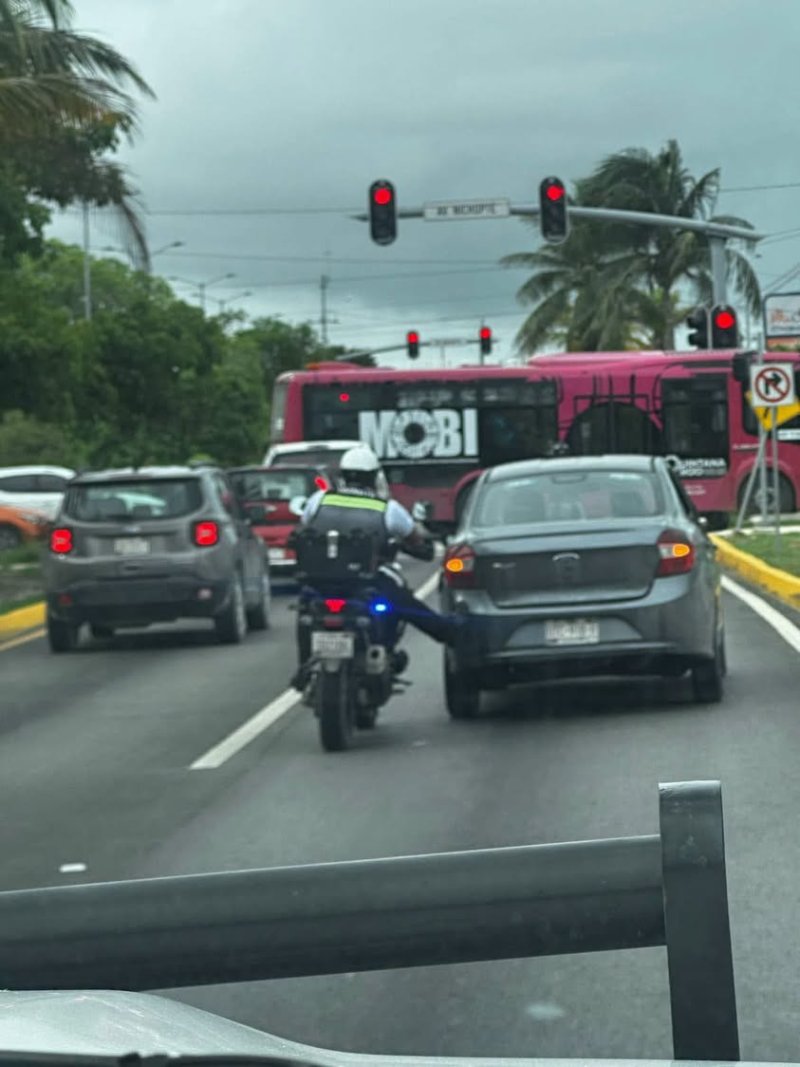 Agente de Tránsito ayuda a conductor varado en Avenida Tulum