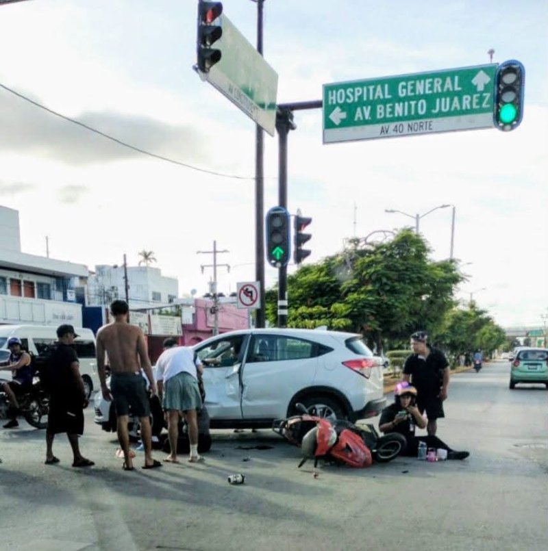 Choque entre automóvil y motocicleta en Playa del Carmen