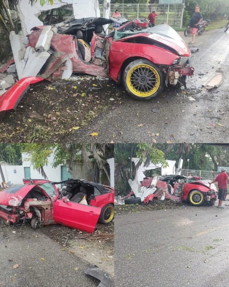 Conductor se retira caminando tras choque con poste y casa en Tabasco