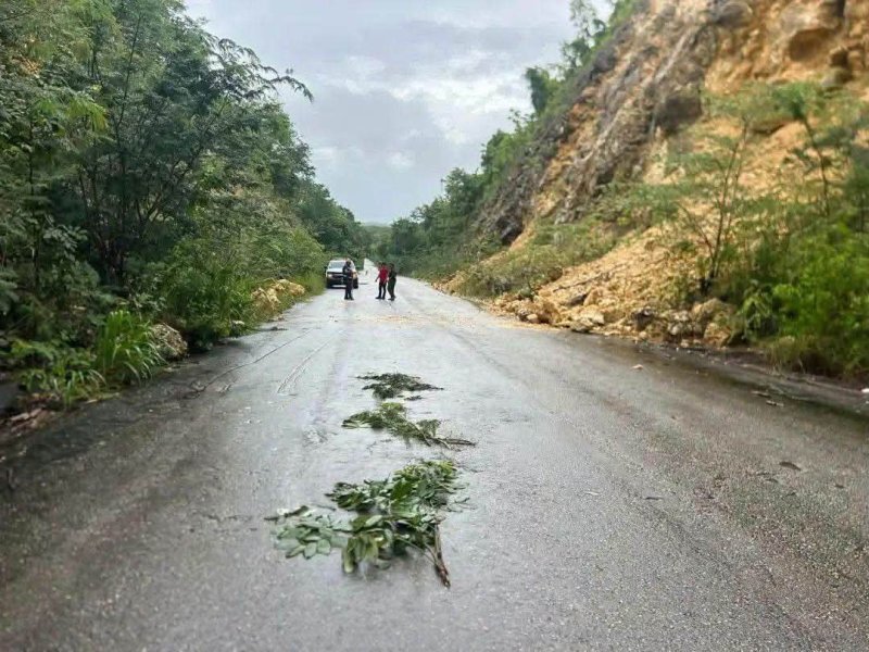 Deslizamiento de rocas bloquea carretera del Sur en Othón P. Blanco