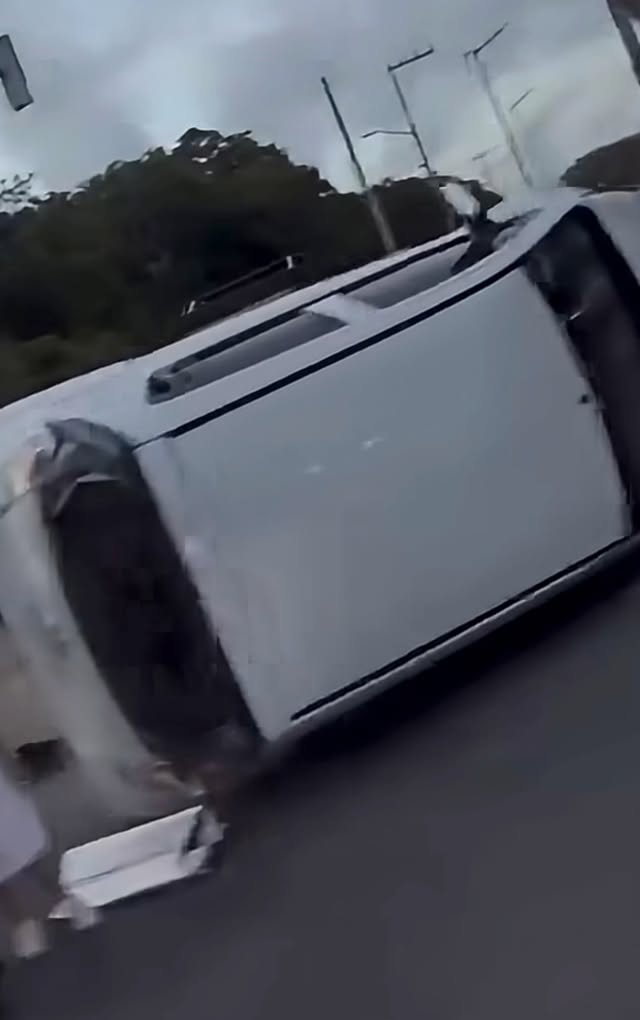 Patrulla policial choca con auto particular en Cancún