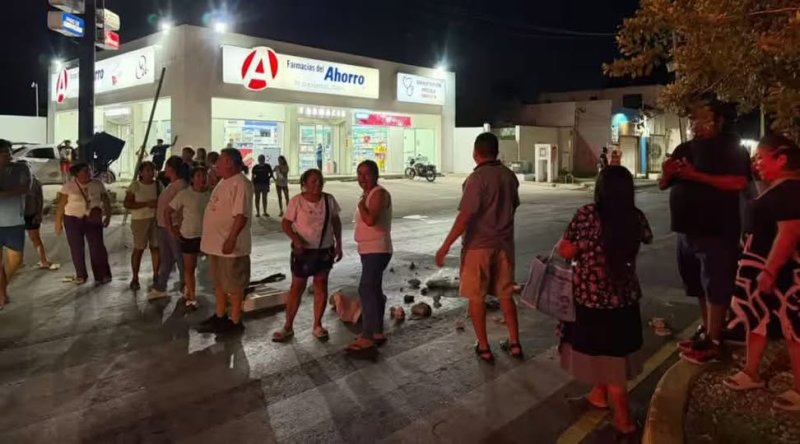 Vecinos bloquean Kabah y 20 de Noviembre por falta de agua